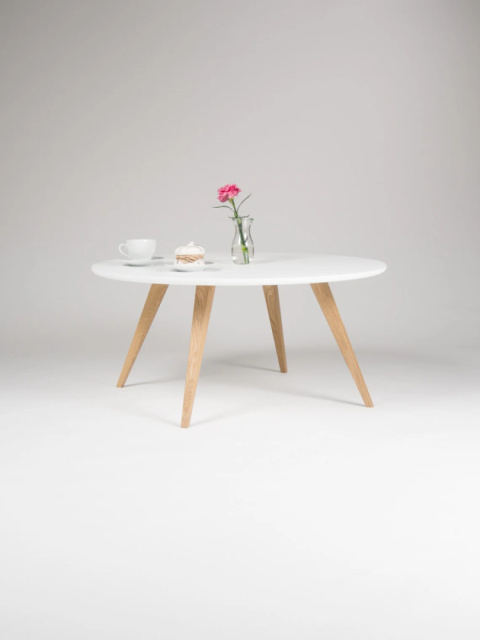 Okrągły biały stolik kawowy w stylu skandynawskim