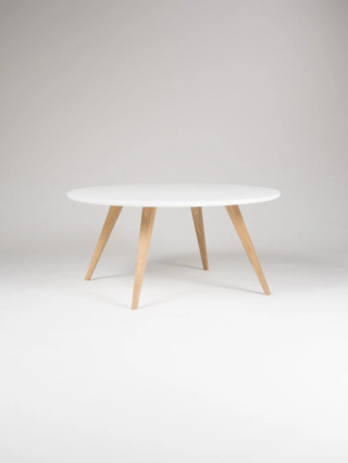 Okrągły biały stolik kawowy w stylu skandynawskim