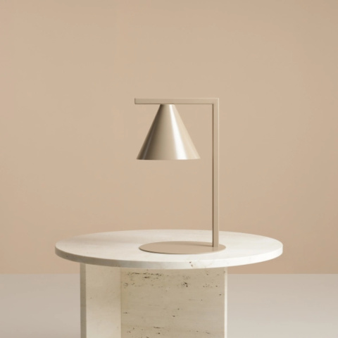 Beżowa lampa stołowa z kloszem w kształcie stożka FORM TABLE BEIGE