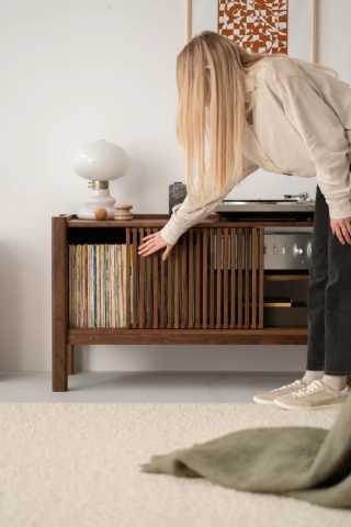 JAMM LOW 111 Szafka pod Gramofon i Płyty Winylowe Drewno Orzechowe